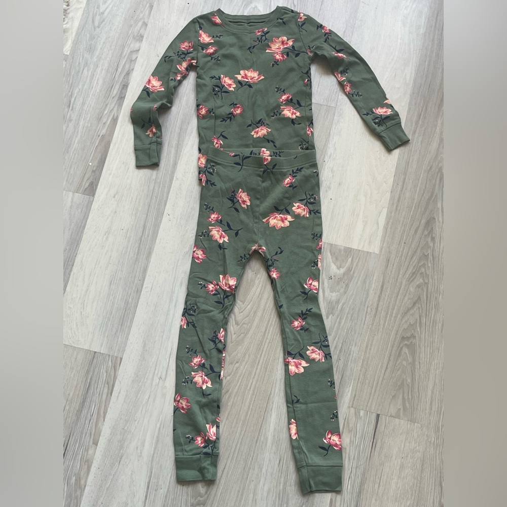 Old navy toddlers flower pattern pajamas
